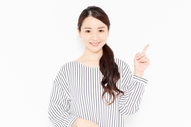 指を指す女性